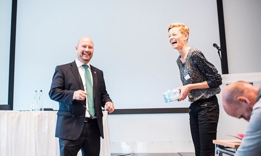 Anders Anundsen og Lill Heidi Tinholt, leder i Politiets Fellesforbund Politilederne, var i godt humør. Men bakteppet for lederkongressen er alvorlig: Ledelse av politiet framover kan bli utfordrende. Anders Anundsen og Lill Heidi Tinholt, leder i Politiets Fellesforbund Politilederne, var i godt humør. Men bakteppet for lederkongressen er alvorlig: Ledelse av politiet framover kan bli utfordrende.