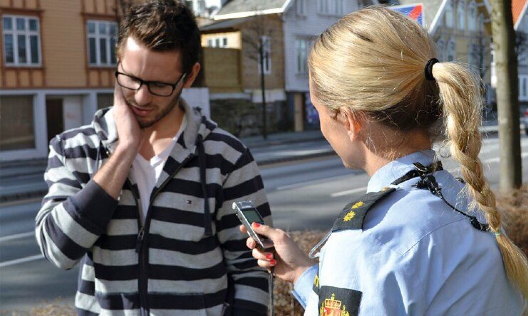 PÅ TAPE: Hver politibetjent får en personlig lydopptaker for opptak av avhør. Her er det Olav Magnus Eik Espedal og Heidi Mikalsen Smidth Svendsen i politiet i Stavanger som demonstrerer hvordan avhøret kan gjøres. PÅ TAPE: Hver politibetjent får en personlig lydopptaker for opptak av avhør. Her er det Olav Magnus Eik Espedal og Heidi Mikalsen Smidth Svendsen i politiet i Stavanger som demonstrerer hvordan avhøret kan gjøres.