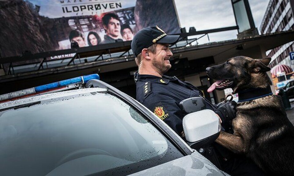 Thorstein Knudzen og politihunden Bjarne ser ut til å glede seg over ny hundebil.