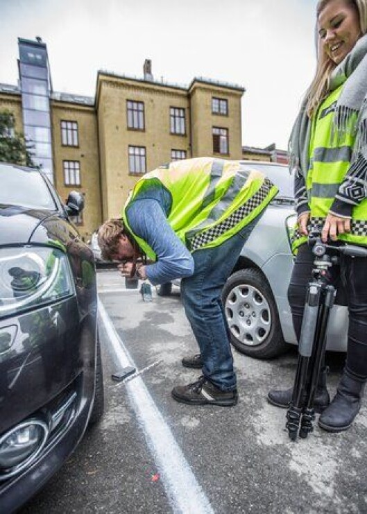 Jørgen Jernæs går for detaljene mens Sandra Hvål passer på stativet. Jørgen Jernæs går for detaljene mens Sandra Hvål passer på stativet.