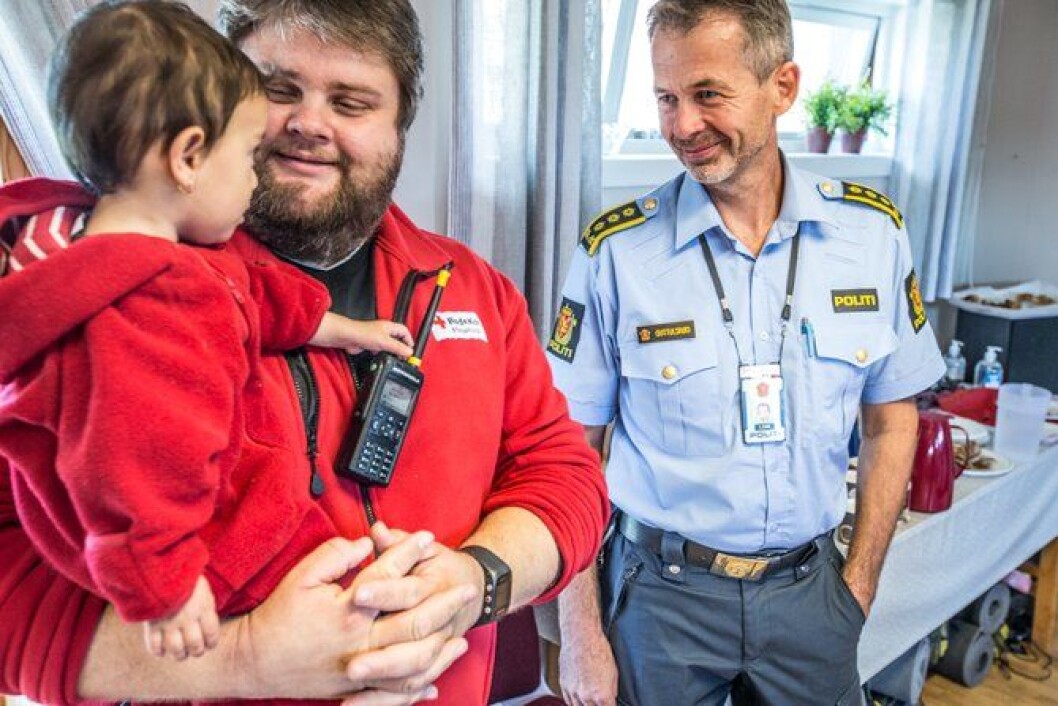 Petter Due fra Røde Kors har koordingeringsansvaret på Røde Kors-huset. Til høyre står Tom Erik Guttulsrød. Petter Due fra Røde Kors har koordingeringsansvaret på Røde Kors-huset. Til høyre står Tom Erik Guttulsrød.