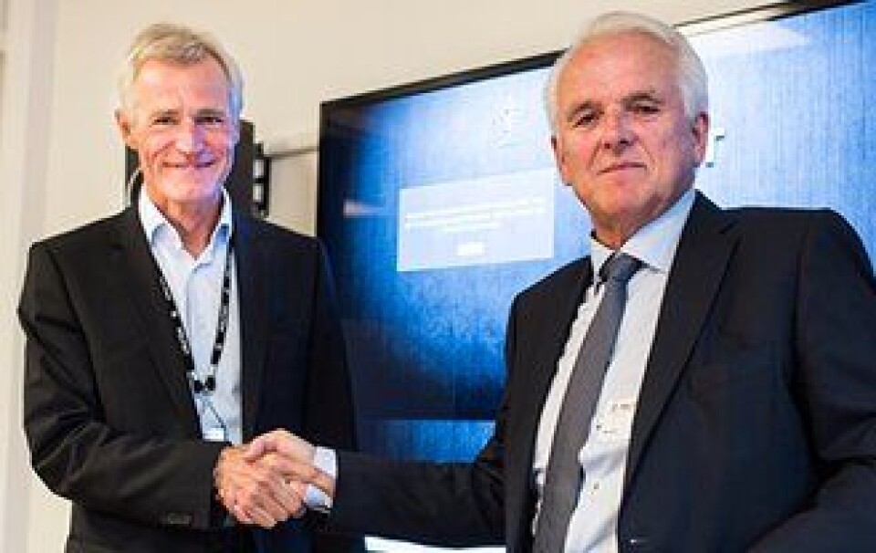 Direktør i PFT, Helge Clem (til venstre), og administrerende direktør i Volvo Cars Norge, Øystein Herland, signerte i dag ny hundebilavtale.