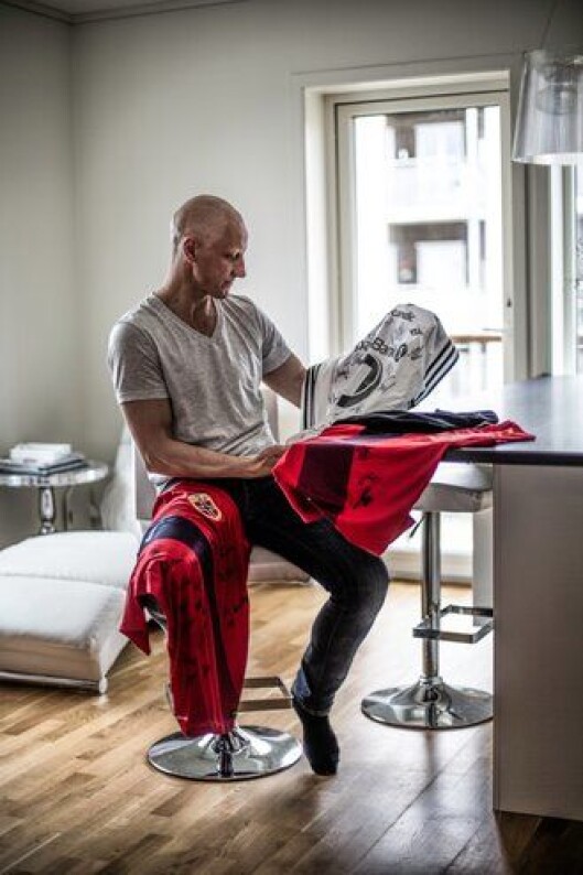 Som en del av innsamlingen har Stein Frode auksjonert bort signerte fotballtrøyer fra Rosenborg, herre- og kvinnelandslaget. Som en del av innsamlingen har Stein Frode auksjonert bort signerte fotballtrøyer fra Rosenborg, herre- og kvinnelandslaget.
