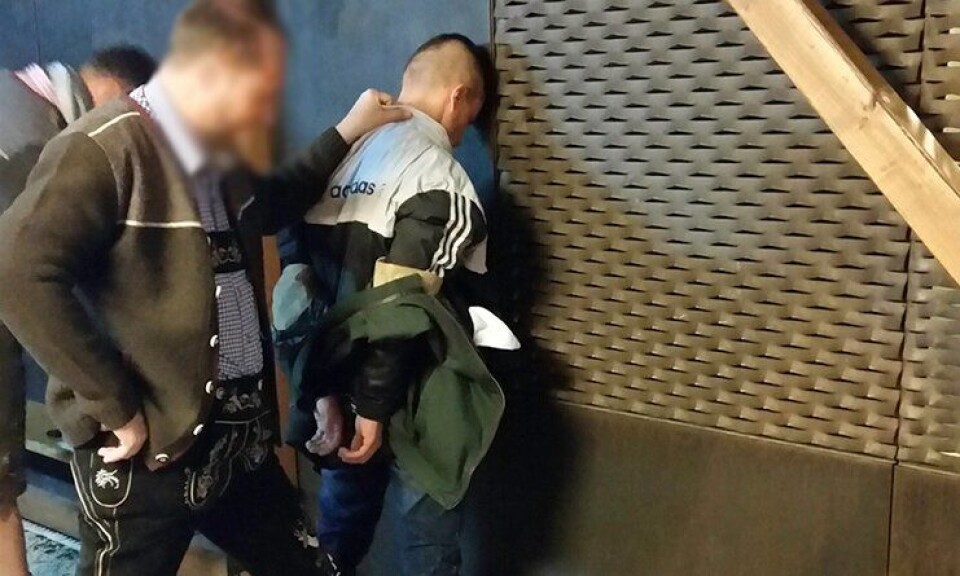Å stjele lommebøker fra ølglade turister og tyskere under Oktoberfest kan få leie konsekvenser. Her er en lommetyv pågrepet av en passende antrukket politibetjent. Å stjele lommebøker fra ølglade turister og tyskere under Oktoberfest kan få leie konsekvenser. Her er en lommetyv pågrepet av en passende antrukket politibetjent.