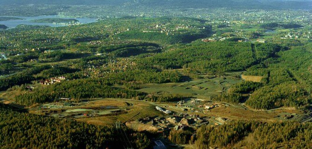 Grønmo-tomta nederst i bildet er sammen med Taraldrud litt lenger sør de to alternativene til beredskapssenter. Innerst i fjorden øverst i bildet, ligger Oslo sentrum. Grønmo-tomta nederst i bildet er sammen med Taraldrud litt lenger sør de to alternativene til beredskapssenter. Innerst i fjorden øverst i bildet, ligger Oslo sentrum.