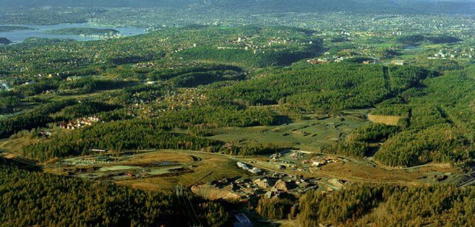 Grønmo-tomta nederst i bildet er sammen med Taraldrud litt lenger sør de to alternativene til beredskapssenter. Innerst i fjorden øverst i bildet, ligger Oslo sentrum.