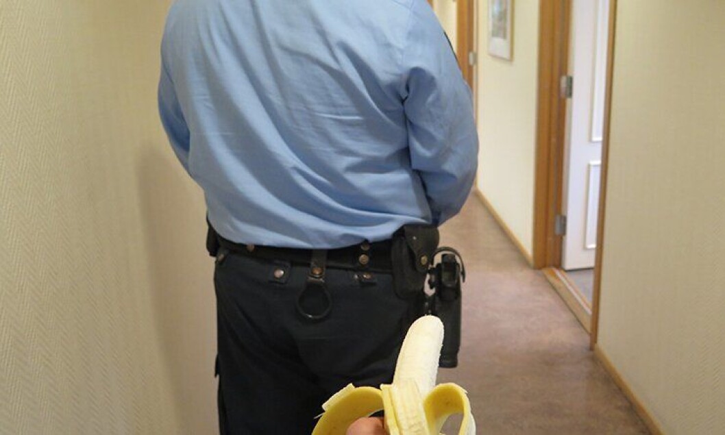 Hvordan avvæpne en politimann med banan. Hvordan avvæpne en politimann med banan.