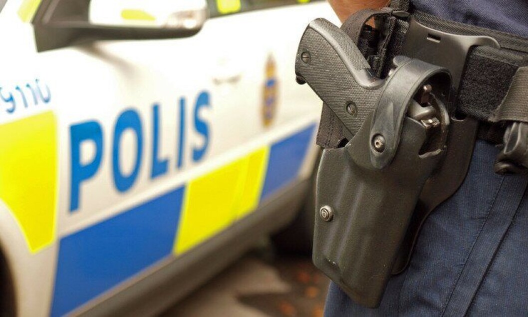 Svensk politi gikk med halvladd våpen fram til 2012. Siden da har de begynt å gå med skudd i kammeret. Svensk politi gikk med halvladd våpen fram til 2012. Siden da har de begynt å gå med skudd i kammeret.