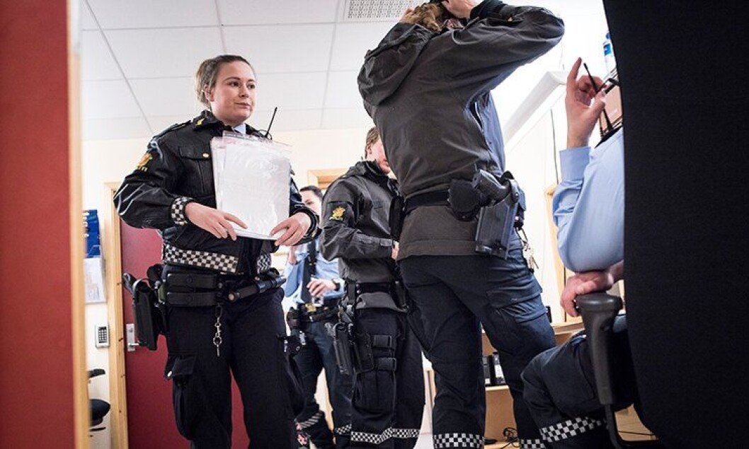 FÆRRE: Det kommer langt færre asylsøkere til Norge, og det fører til at politiet ikke klarer å nå Regjeringens måltall. Her fra rekordåret 2015 da ansatte ved grenseovergangen på Storskog i Sør-Varanger forberedte seg på å ta imot enda flere asylsøkere. ARKIVFOTO FÆRRE: Det kommer langt færre asylsøkere til Norge, og det fører til at politiet ikke klarer å nå Regjeringens måltall. Her fra rekordåret 2015 da ansatte ved grenseovergangen på Storskog i Sør-Varanger forberedte seg på å ta imot enda flere asylsøkere. ARKIVFOTO