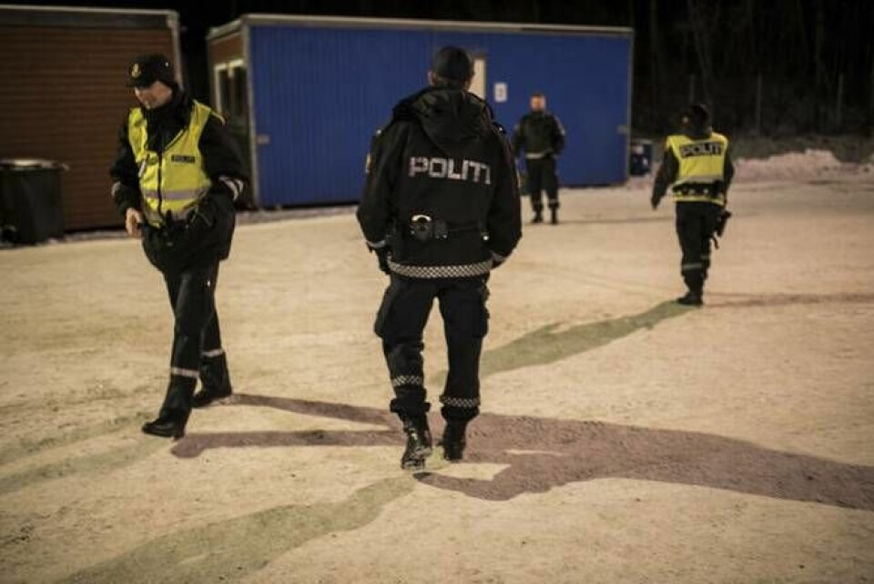 Politifolk på Storskog grensekontrollsted, der asylsøkere har kommet og blitt uttransportert.