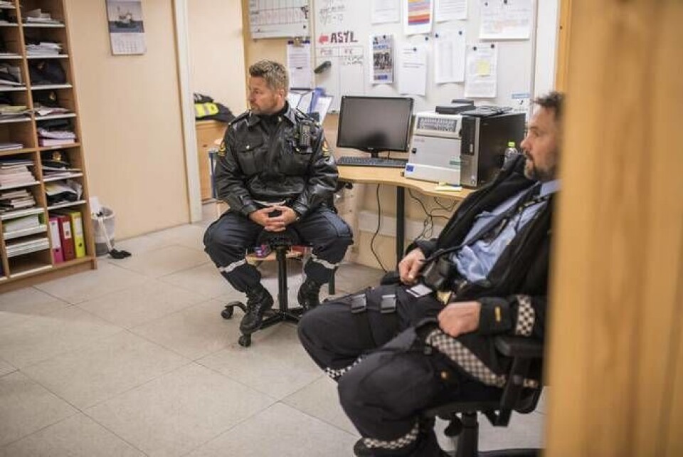 Grensekontrollør Vidar Søderholm og politiførstebetjent Bjørn Gunnar Johnsen tar en pause på natten. Grensekontrollør Vidar Søderholm og politiførstebetjent Bjørn Gunnar Johnsen tar en pause på natten.