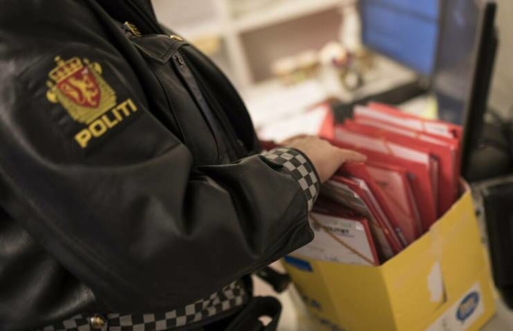 En politibetjent blar gjennom mappene til nyankomne asylsøkere på mottakssenteret i Kirkenes. En politibetjent blar gjennom mappene til nyankomne asylsøkere på mottakssenteret i Kirkenes.