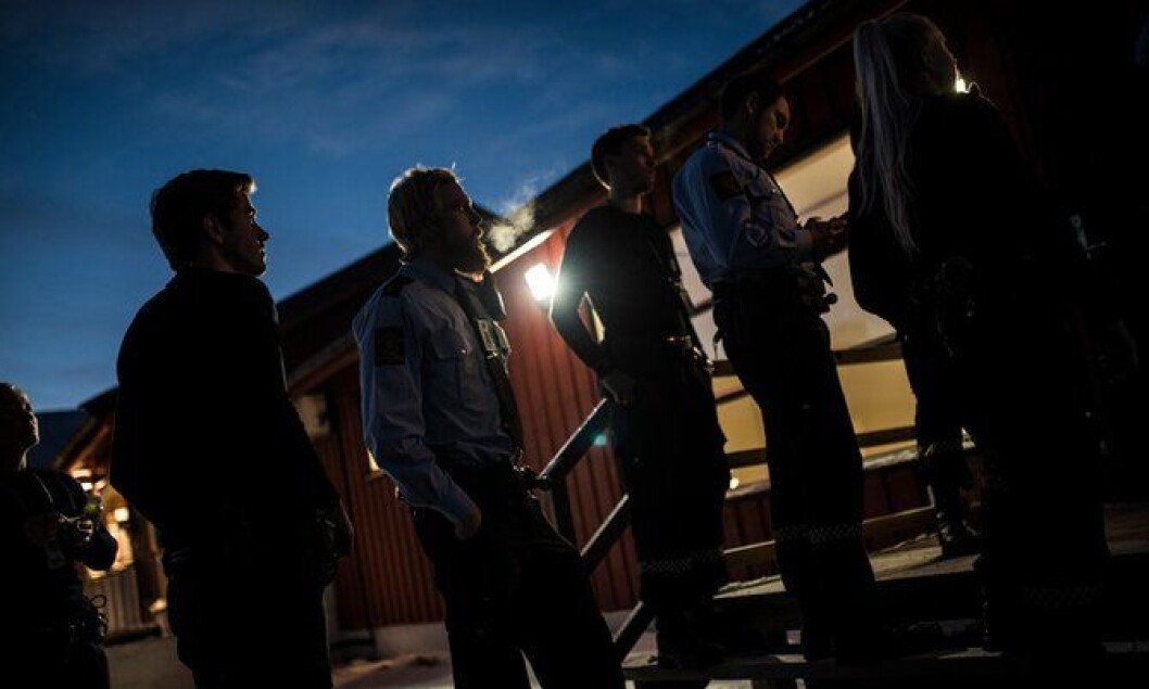 De nye betjentene som kom med flyet fra Oslo tidligere på dagen får en rundtur og opplæring på det nye mottakssenteret. De får også kjenne på kulden som har kommet krypende den siste tiden. De nye betjentene som kom med flyet fra Oslo tidligere på dagen får en rundtur og opplæring på det nye mottakssenteret. De får også kjenne på kulden som har kommet krypende den siste tiden.