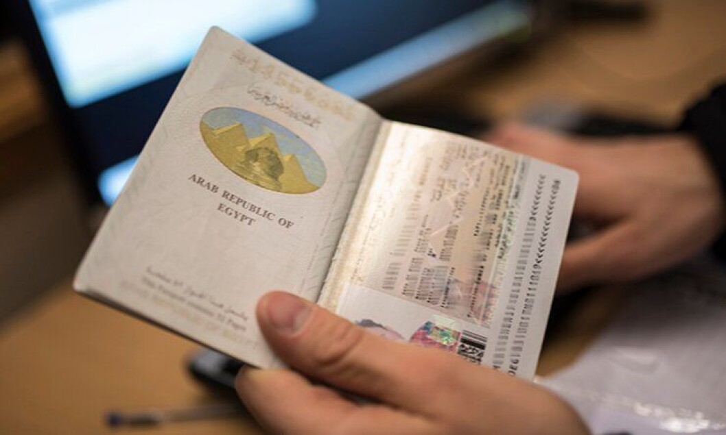 Et egyptisk pass sjekkes på Storskog grensekontrollsted. Et egyptisk pass sjekkes på Storskog grensekontrollsted.