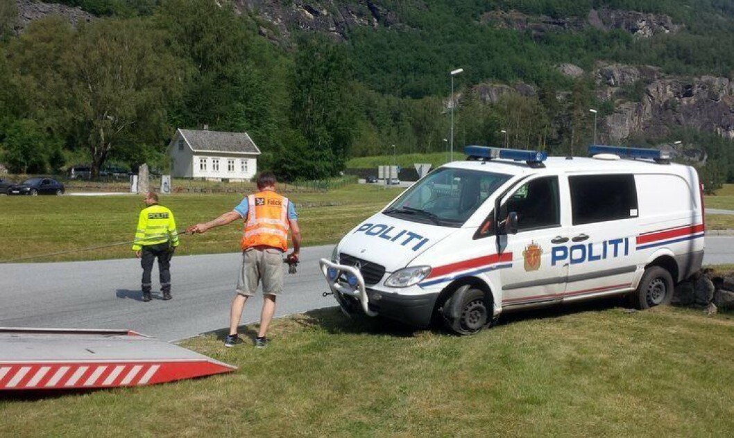 Bremsene sviktet på denne gamle politibilen i Sogn og Fjordane i sommer. Bilparken er sliten i flere distrikter, og kunne trengt utskifting. Bremsene sviktet på denne gamle politibilen i Sogn og Fjordane i sommer. Bilparken er sliten i flere distrikter, og kunne trengt utskifting.