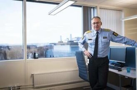 Politidirektøren på sin nye arbeidsplass i sjuende etasje i POD-bygget. Han sitter sammen med resten av ledergruppa i POD i et åpent kontorlandskap. Politidirektøren på sin nye arbeidsplass i sjuende etasje i POD-bygget. Han sitter sammen med resten av ledergruppa i POD i et åpent kontorlandskap.