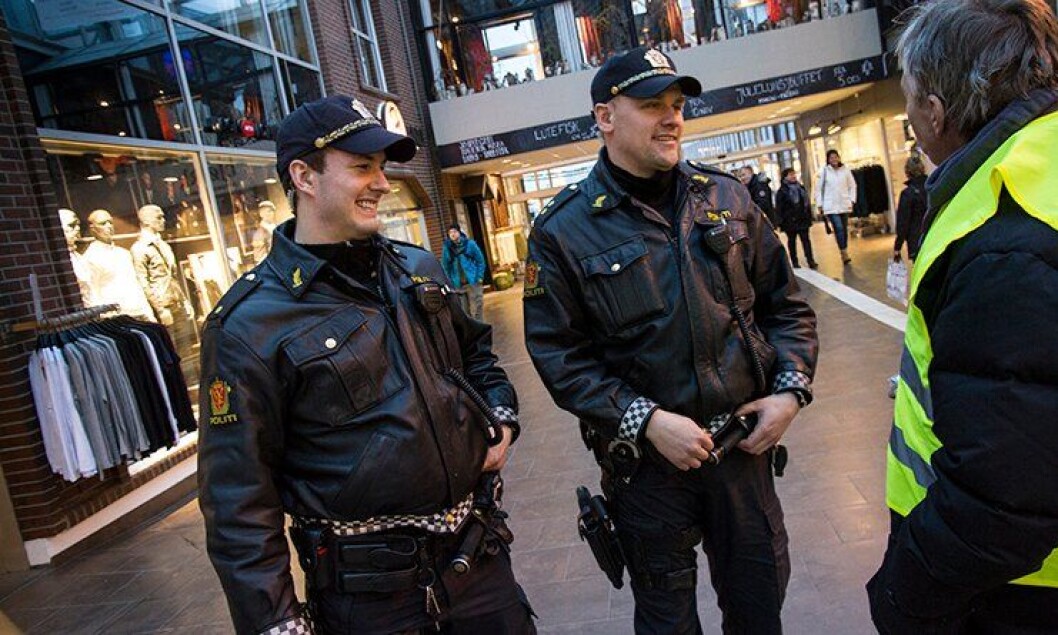 Alexander Sjøvold Thofte og Vegard Kristiansen opplever at de har en trygghet på hofta når de er bevæpnet. Alexander Sjøvold Thofte og Vegard Kristiansen opplever at de har en trygghet på hofta når de er bevæpnet.