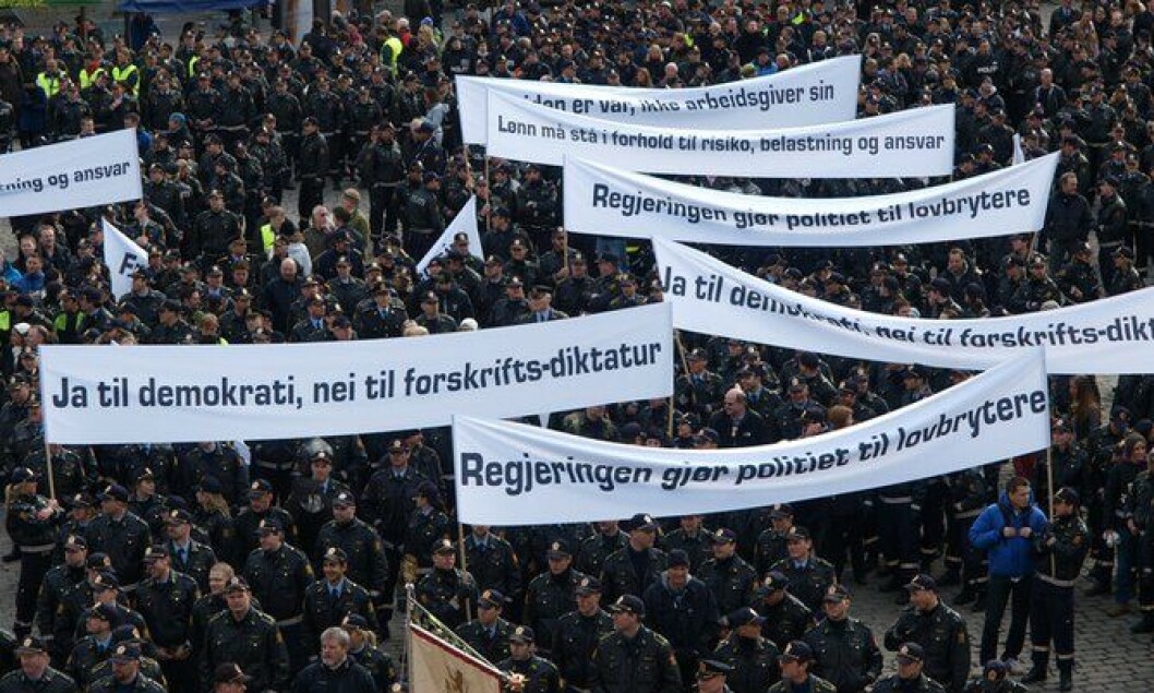 - Nei til forskrifts-diktatur stod det på bannere da uniformert politi demonstrerte i 2009. En slik konflikt er et skrekkscenario i en tid der arbeidsgiver og arbeidstakere skal reformere politiet sammen. - Nei til forskrifts-diktatur stod det på bannere da uniformert politi demonstrerte i 2009. En slik konflikt er et skrekkscenario i en tid der arbeidsgiver og arbeidstakere skal reformere politiet sammen.