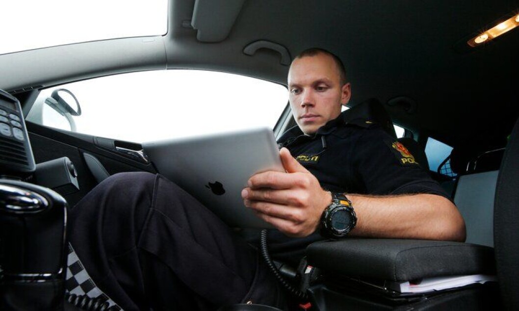 En betjent med Ipad i bilen i 2013. I 2015 og i årene som kommer vil bruken av slike nettbrett bli vanligere hvis POD får det som de vil. Illustrasjonsfoto. En betjent med Ipad i bilen i 2013. I 2015 og i årene som kommer vil bruken av slike nettbrett bli vanligere hvis POD får det som de vil. Illustrasjonsfoto.