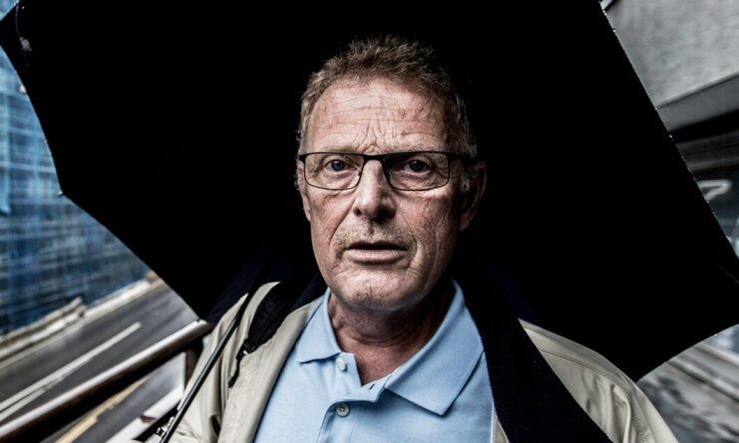 Knut Lauvrak vet at han ikke kan komme tilbake i jobben som arrestforvarer etter skaden han pådro seg. Han føler at han ikke har fått oppfølgingen han skulle ha hatt, etter brannen i på cella. Knut Lauvrak vet at han ikke kan komme tilbake i jobben som arrestforvarer etter skaden han pådro seg. Han føler at han ikke har fått oppfølgingen han skulle ha hatt, etter brannen i på cella.
