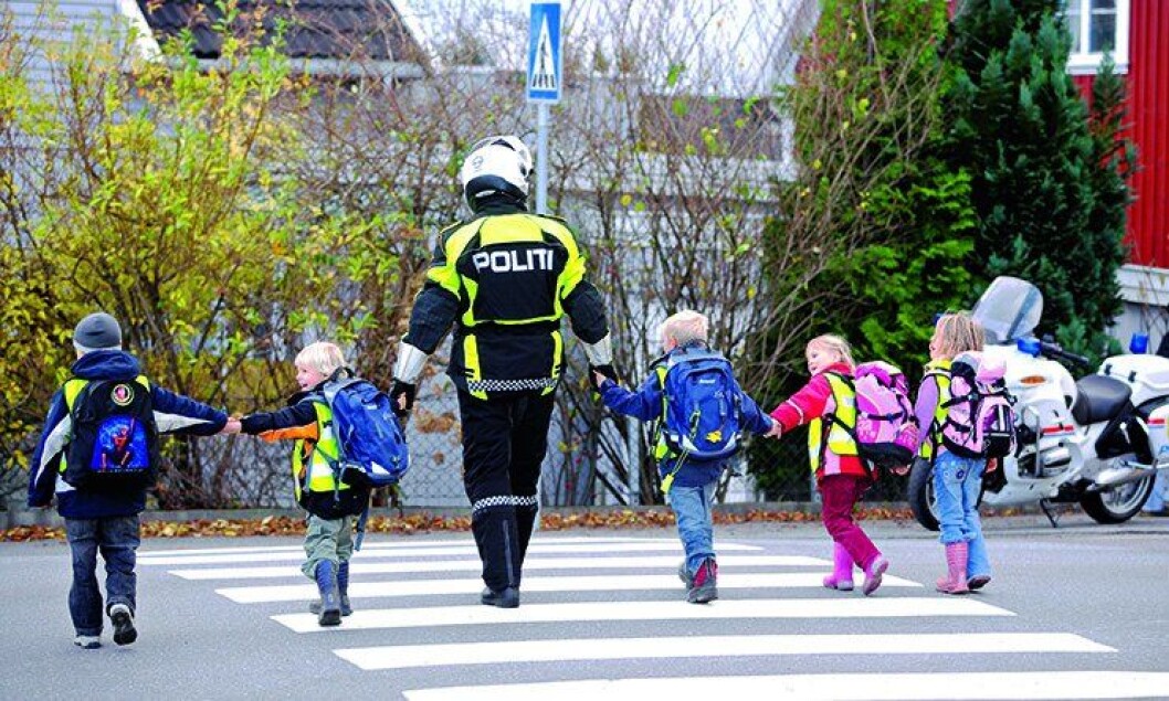 Fem skolebarn i Larvik fikk en opplevelse for livet da de fikk gå hånd i hånd med en betjent fra Utrykningspolitiet. Fem skolebarn i Larvik fikk en opplevelse for livet da de fikk gå hånd i hånd med en betjent fra Utrykningspolitiet.