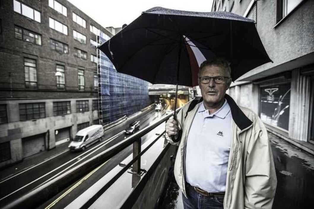 Knut Lauvrak ble sykmeldt og senere ufør etter at han reddet livet til en innsatt i en cellebrann. Knut Lauvrak ble sykmeldt og senere ufør etter at han reddet livet til en innsatt i en cellebrann.