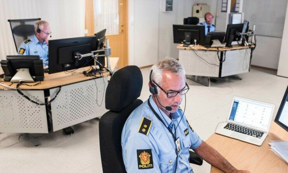 Må vente: Operasjonssentralen i Tønsberg skal bli værende, men blir kanskje den siste sentralen som blir slått sammen med andre. Johannes Nysæther og de andre operatørene må vente med å få nye kolleger til politistasjonen er utbygget.