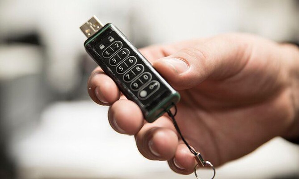 Slike krypterte minnepinner er tingen, når papirdokumentene overføres fra perm til digitale formater. Slike krypterte minnepinner er tingen, når papirdokumentene overføres fra perm til digitale formater.