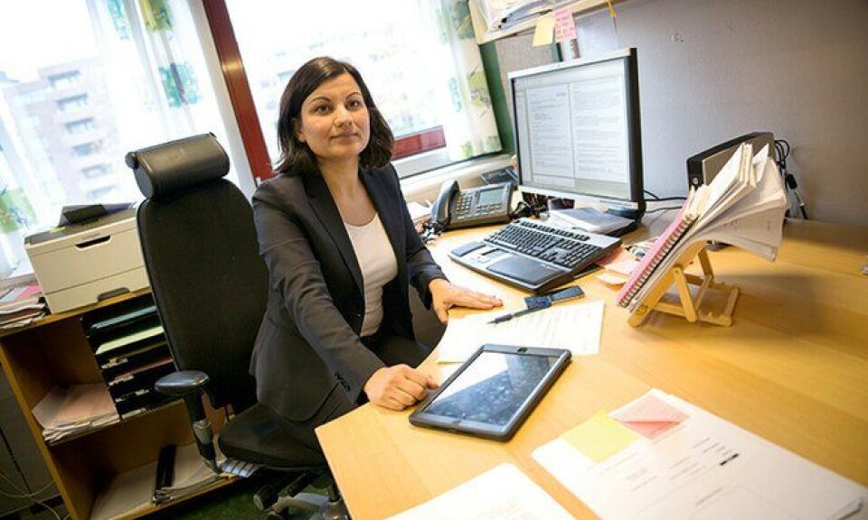 Easy living: Politiadvokat Sonika Sharma er svært fornøyd med å bruke digitale saksdokumenter. – Hverdagen har blitt vesentlig enklere, sier hun. Nå kan hun bære med seg et nettbrett istedenfor en bunke med papirer. Easy living: Politiadvokat Sonika Sharma er svært fornøyd med å bruke digitale saksdokumenter. – Hverdagen har blitt vesentlig enklere, sier hun. Nå kan hun bære med seg et nettbrett istedenfor en bunke med papirer.