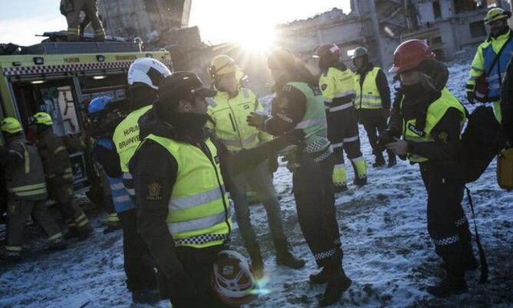 Lokale brann- og politimannskaper venter på bistand fra Redningsgruppa og Hundepatruljen i Oslo. Lokale brann- og politimannskaper venter på bistand fra Redningsgruppa og Hundepatruljen i Oslo.