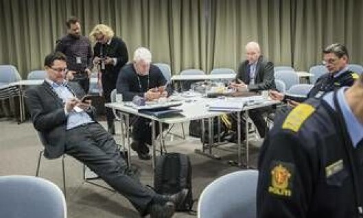 Politisjefer bruker pausen på møte i nasjonal ledergruppe på å installere politiets jobbmail på telefonen. Rundt bordet sitter Ole Sæverud (pm i Troms), UP-sjef Runar Karlsen, Hans Vik (pm i Sør-Vest) og avdelingsdirektør i POD, Knut Smedsrud. Politisjefer bruker pausen på møte i nasjonal ledergruppe på å installere politiets jobbmail på telefonen. Rundt bordet sitter Ole Sæverud (pm i Troms), UP-sjef Runar Karlsen, Hans Vik (pm i Sør-Vest) og avdelingsdirektør i POD, Knut Smedsrud.