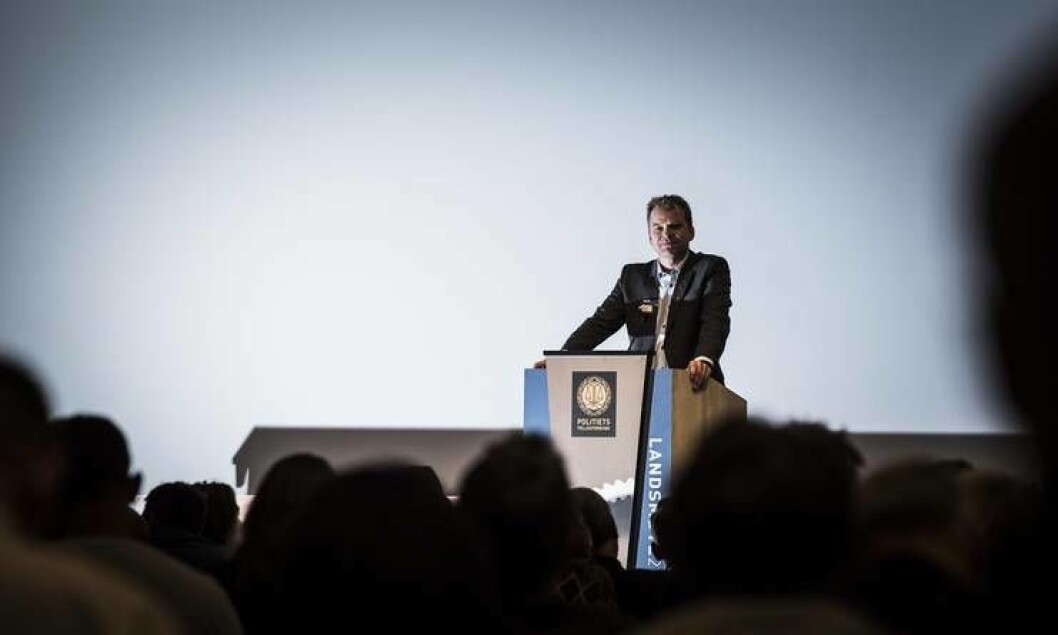 PF-leder Sigve Bolstad på talerstolen under landsmøtet i november. Da fortalte justisministeren at han ville utrede bevæpning. PF-leder Sigve Bolstad på talerstolen under landsmøtet i november. Da fortalte justisministeren at han ville utrede bevæpning.