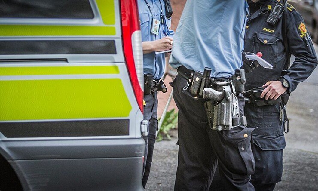 Politiet har hatt våpen på hofte i vanlig tjeneste i over ett år. Nå er det slutt. Politiet har hatt våpen på hofte i vanlig tjeneste i over ett år. Nå er det slutt.