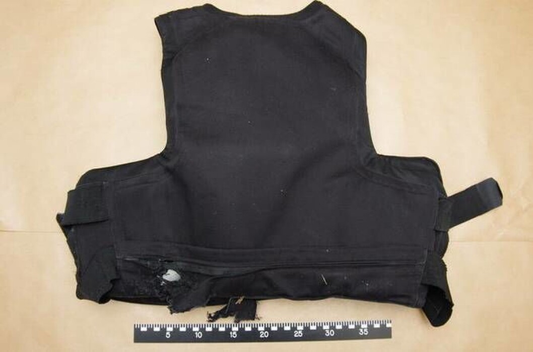 Vesten til politimannen som ble skudd. Han ble skutt i ryggen, i kanten av vesten. Vesten til politimannen som ble skudd. Han ble skutt i ryggen, i kanten av vesten.