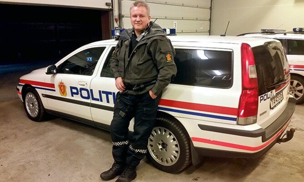 Mil etter mil: Fungerende lensmann Hogne Rosø i Nesna på Helgeland, er glad i sin gamle Volvo V70 - som tross sine 400.000 kjørte kilometer fortsatt ruller og går. Mil etter mil: Fungerende lensmann Hogne Rosø i Nesna på Helgeland, er glad i sin gamle Volvo V70 - som tross sine 400.000 kjørte kilometer fortsatt ruller og går.