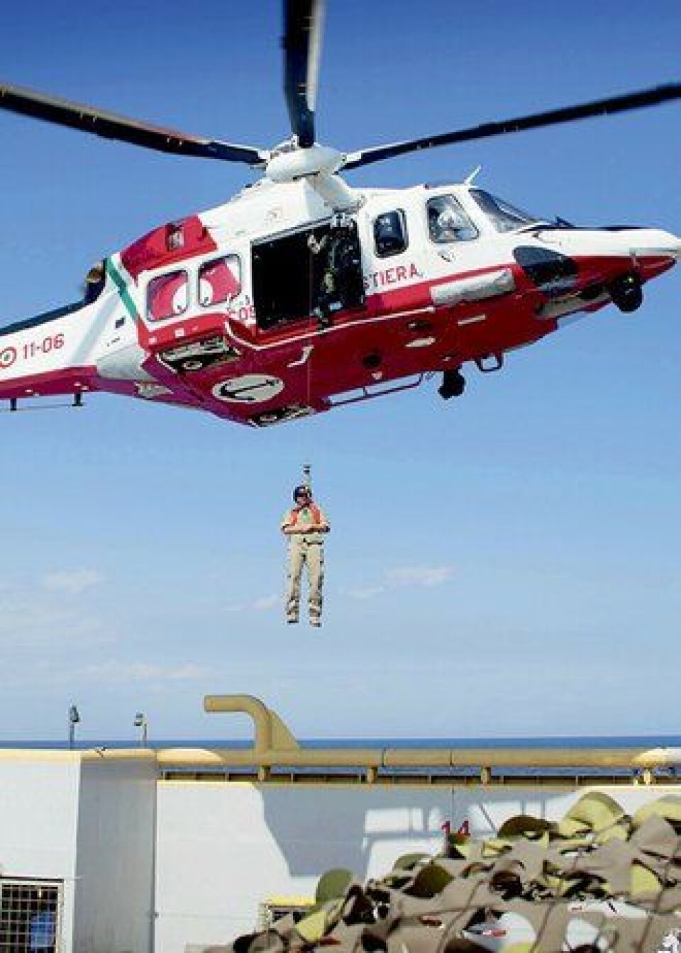 Politifolkene tester helikopterberedskapen for å kunne evakuere syke migranter som trenger umiddelbar hjelp.