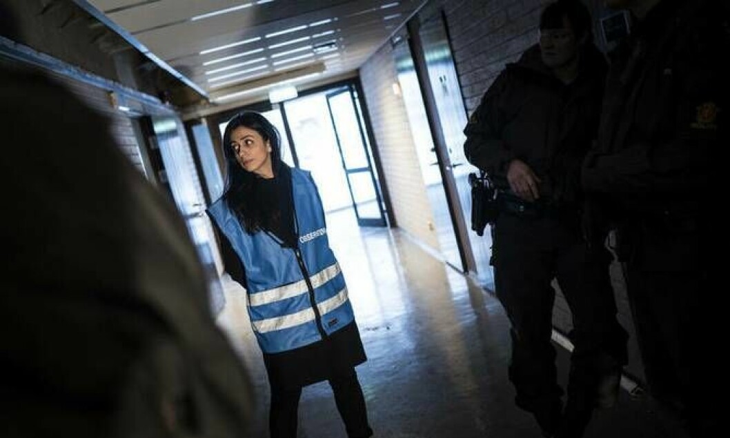 Hadia Tajik (AP) fikk på seg observatørvest da hun fulgte mannskaper i Bodø på IP-trening i går.