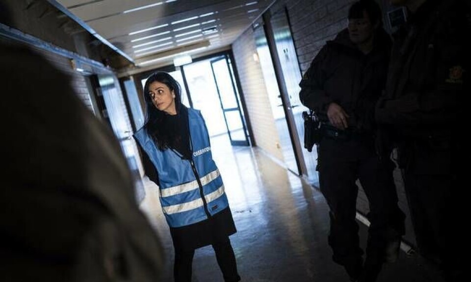 Hadia Tajik (AP) fikk på seg observatørvest da hun fulgte mannskaper i Bodø på IP-trening i går. Hadia Tajik (AP) fikk på seg observatørvest da hun fulgte mannskaper i Bodø på IP-trening i går.
