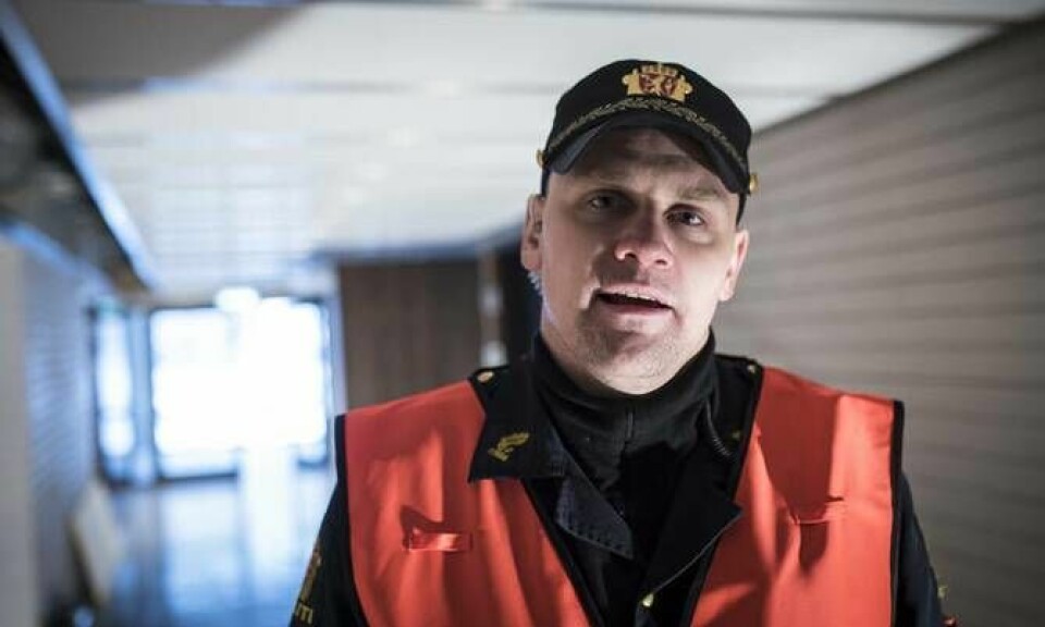 Vegard Kristiansen, hovedverneombud i Nordland politidistrikt, sier han vil vise politikere at politifolk kan løse oppdrag uten våpen – selv om det sitter på hofta.