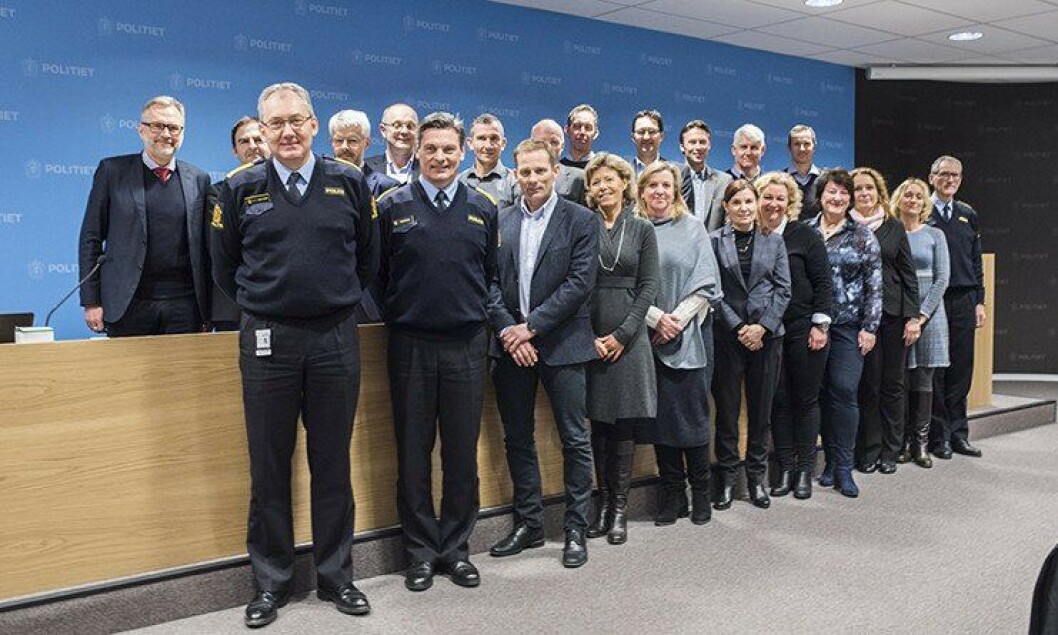 Sju kvinner og 15 menn er å se på bildet av den nasjonale ledergruppen i politiet. Forfatteren av leserinnlegget er tidligere politikvinne, og synes det er synd at knapt tre av ti ledere i politiet er kvinner. Sju kvinner og 15 menn er å se på bildet av den nasjonale ledergruppen i politiet. Forfatteren av leserinnlegget er tidligere politikvinne, og synes det er synd at knapt tre av ti ledere i politiet er kvinner.