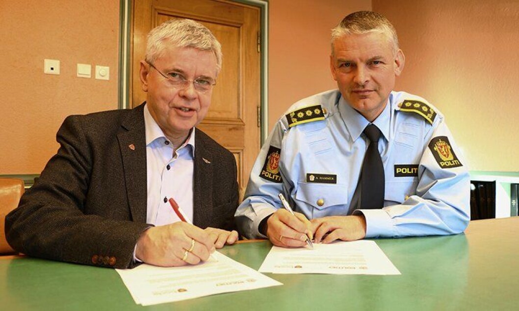Artikkelforfatteren mener arbeid i politirådet må prioriteres i langt større grad enn i dag. Her signerer tidligere Bodø-ordfører Ole H. Hjartøy og politistasjonssjef Arne Hammer avtalen om å danne politiråd i Bodø våren 2015. Bildet er et illustrasjonsfoto og har ingenting med innholdet i kronikken å gjøre. Artikkelforfatteren mener arbeid i politirådet må prioriteres i langt større grad enn i dag. Her signerer tidligere Bodø-ordfører Ole H. Hjartøy og politistasjonssjef Arne Hammer avtalen om å danne politiråd i Bodø våren 2015. Bildet er et illustrasjonsfoto og har ingenting med innholdet i kronikken å gjøre.
