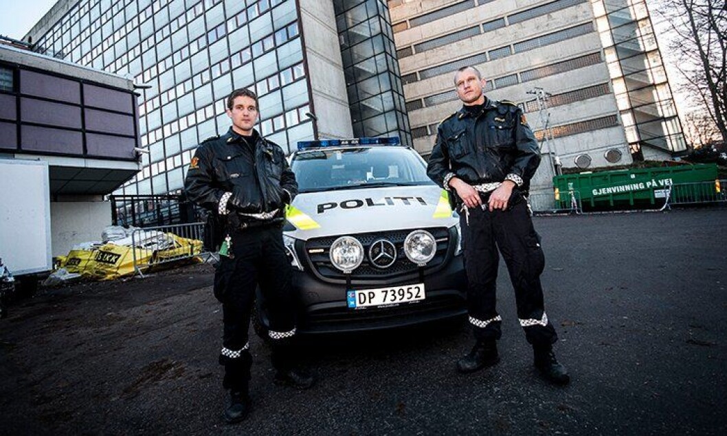 Blir færre: Politibetjent Eirik Sannes og politioverbetjent Håvard Sundheim ved ordensavsnittet på Grønland politistasjon bekymrer seg for fremtiden og at de ikke skal være nok operative mannskaper ute i gatene. Blir færre: Politibetjent Eirik Sannes og politioverbetjent Håvard Sundheim ved ordensavsnittet på Grønland politistasjon bekymrer seg for fremtiden og at de ikke skal være nok operative mannskaper ute i gatene.