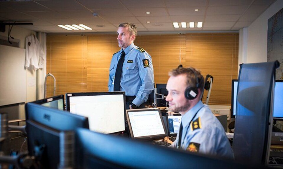 Espen Fagervoll (stående) og andre operatører i Nordland politidistrikt kan trolig se fram til en flott og ny samlokalisert operasjonssentral.