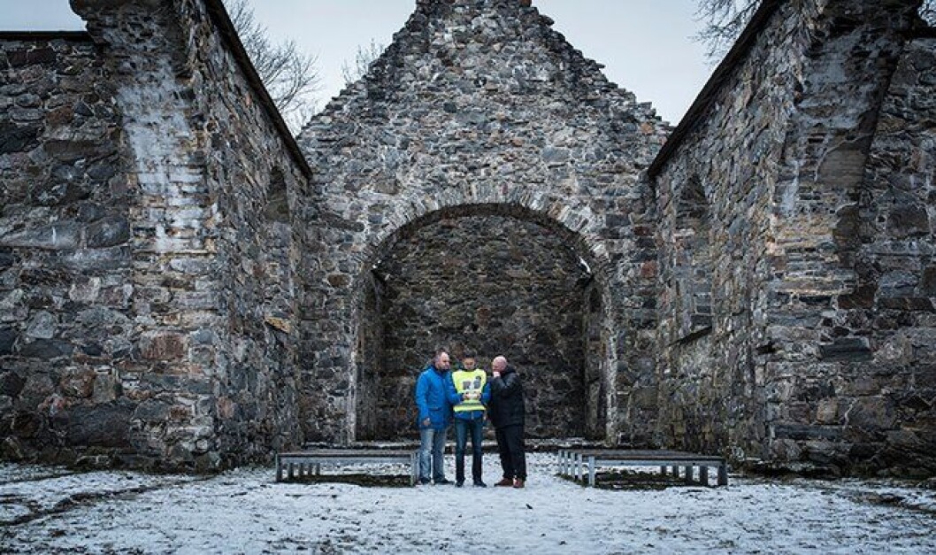 Å filme fortidsminner, som her på Nes kirkeruiner, er blant oppdragene Dronegutta tar på seg. Å filme fortidsminner, som her på Nes kirkeruiner, er blant oppdragene Dronegutta tar på seg.