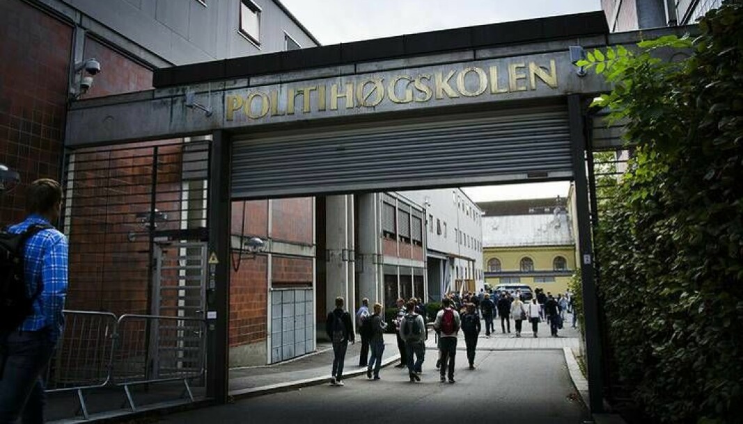 Nye studenter på vei inn i skolegården på Politihøgskolen i Oslo til sin første studiedag.