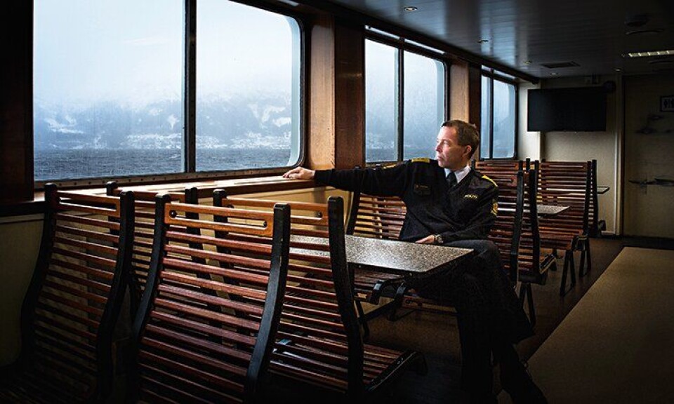 Politimester Kaare Songstad på vei over Sognefjorden. Politimester Kaare Songstad på vei over Sognefjorden.