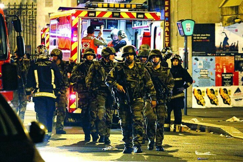 SKREKKNATTEN: Soldater og redningsmannskap i Paris natt til 14. november 2015, da terrorister utførte en rekke koordinerte bombe- og skyteangrep flere steder i byen. 130 mennesker mistet livet. Politiet mener det er naivt å tro at et lignende angrep ikke vil ramme Norge. I går rammet terroren også Brussel.