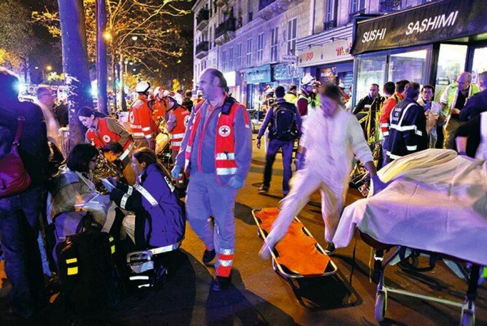 KAOS: Terrorangrepet i Paris natt til 14. november 2015 er det dødeligste siden andre verdenskrig. Her tar redningsmannskaper seg av overlevende etter angrepet på konserthallen Bataclan, der 90 publikummere på en Eagles of Death Metal-konsert ble drept i en gisselaksjon.
