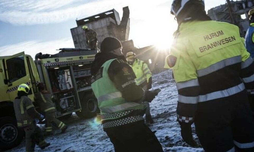 Politi og andre nødetater skal kunne kommunisere bedre sammen med nytt nødnett. Her fra en øvelse med politiet og brannvesenet i januar.