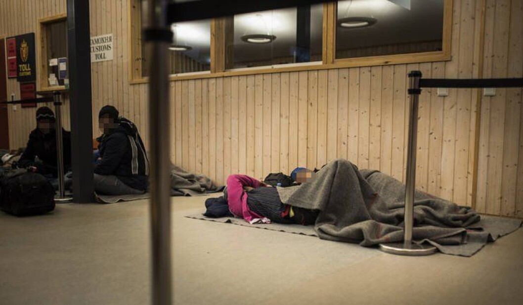 Asylsøkere politiet mener er uten rett til opphold sover på gulvet på Storskog grensestasjon. Asylsøkere politiet mener er uten rett til opphold sover på gulvet på Storskog grensestasjon.